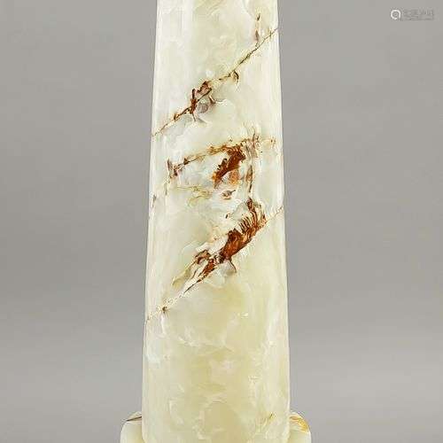 Grande colonne fleurie, 20ème siècle, onyx. Forme classique,...