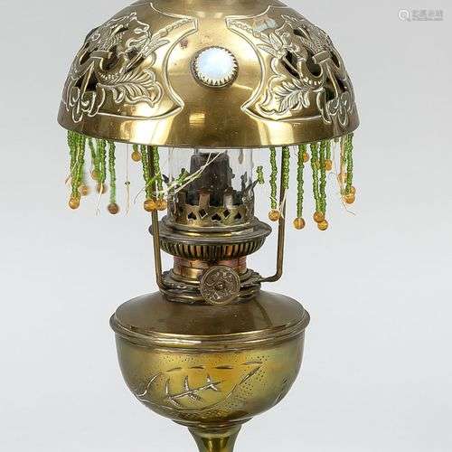 Lampe à pétrole, fin du XIXe siècle, en laiton. Abat-jour aj...