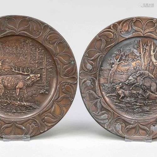 2 assiettes Art Nouveau avec décor de chasse, vers 1900, cui...
