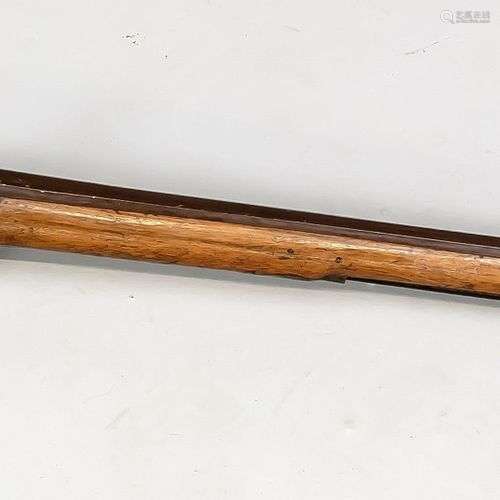 Fusil à percussion, 19ème siècle, crosse en noyer sculpté, p...