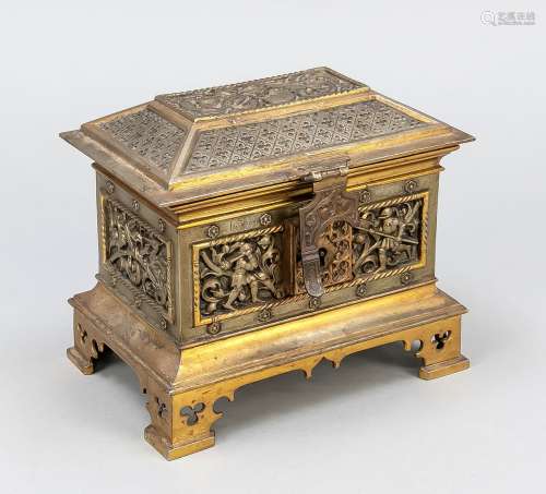 Cercueil de style néo-gothique, fin du XIXe siècle, en bronz...
