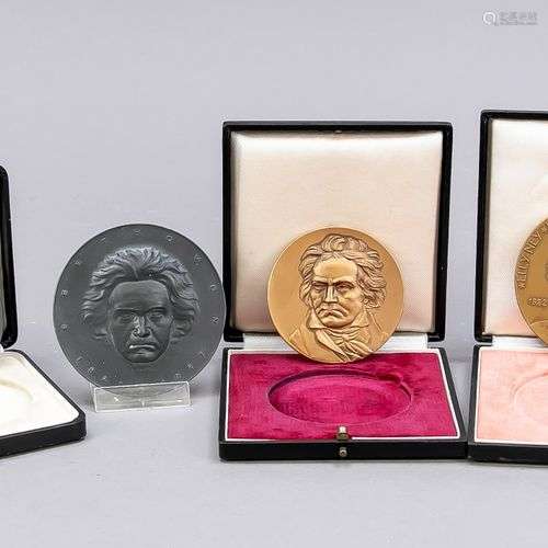 4 médailles/badges, 20e s., 2 x Beethoven, 1 x Elly Ney, 1 x...
