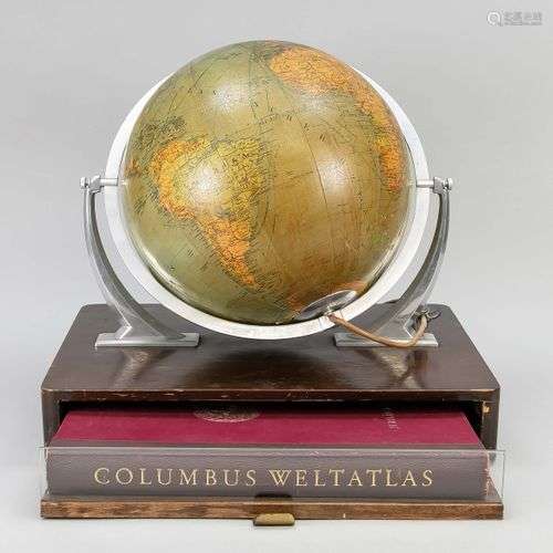 atlas dans une boîte de globe terrestre, Allemagne, 1956. at...