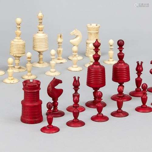 Jeu de pièces d'échecs, fin du 19ème siècle, en os tourné. U...