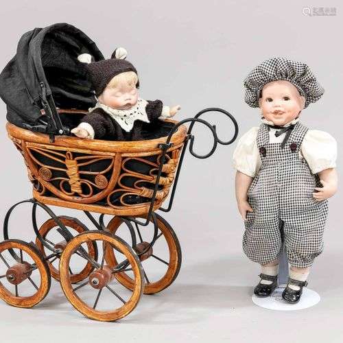 2 poupées en porcelaine dans un chariot de poupée, milieu du...