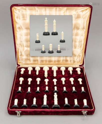 Pièces d'échecs nobles (32 pièces/complètes) dans un grand é...