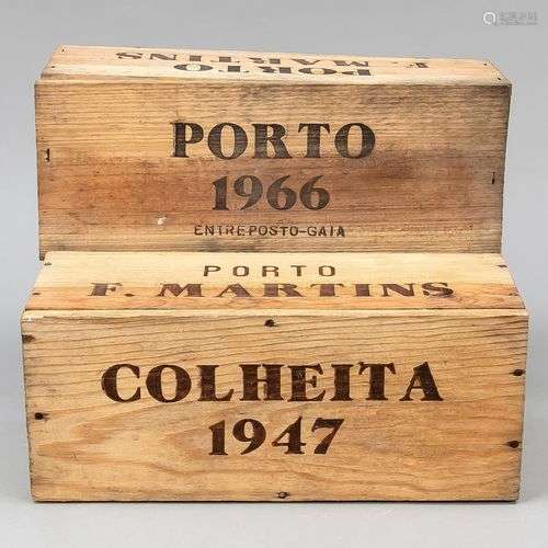 2 bouteilles de vin de Porto, Portugal. Toutes deux dans des...