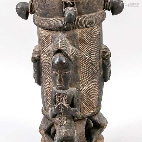 Tambour baoulé, Côte d'Ivoire, 19ème/20ème siècle, sculpté d...