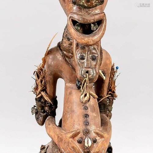 Figurine fétiche, Congo, 20e s. Homme debout tenant son vent...