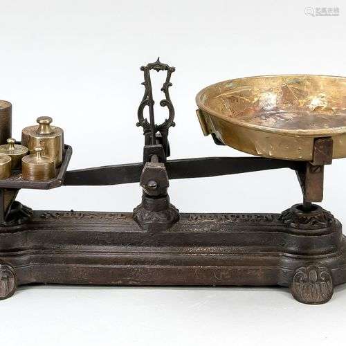 Balance, fin du XIXe siècle, en fonte et laiton. Avec poids,...