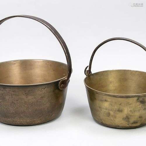 2 pots à anse, 19ème siècle, fer, laiton, cuivre. 1 x poigné...