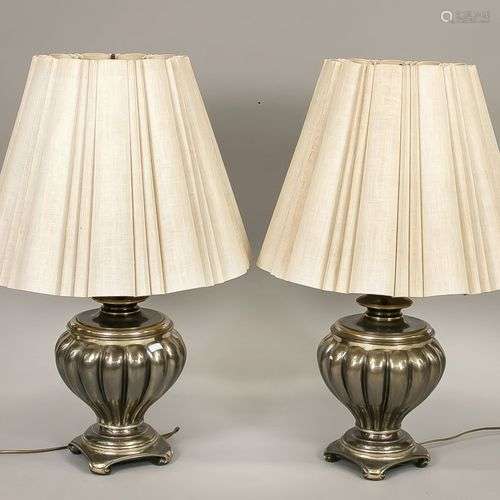 Paire de lampes de table, milieu du 20e siècle, bronze/laito...