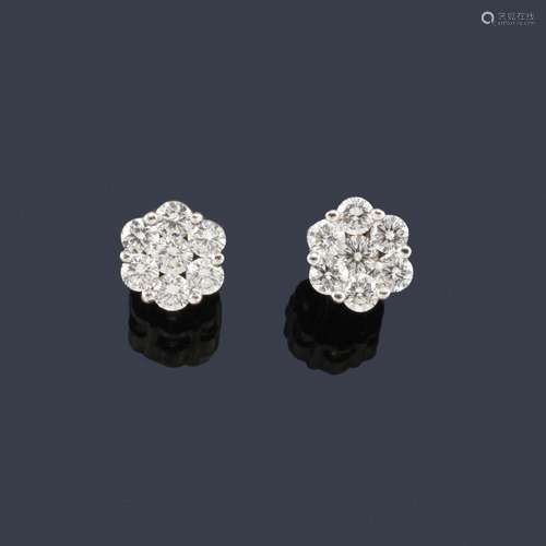 Short rosette-shaped earrings with diamonds of app…