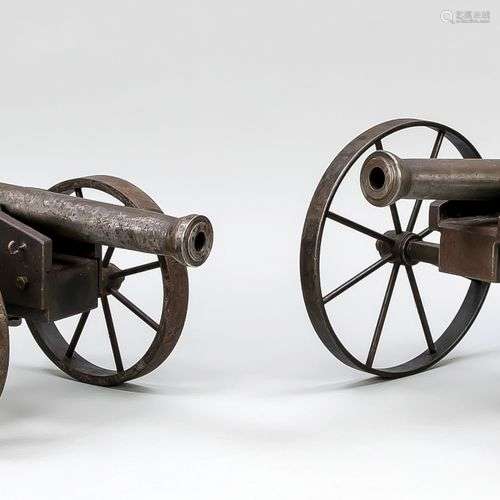 2 modèles de canons, 20ème siècle, en fer. Non marqués, cano...