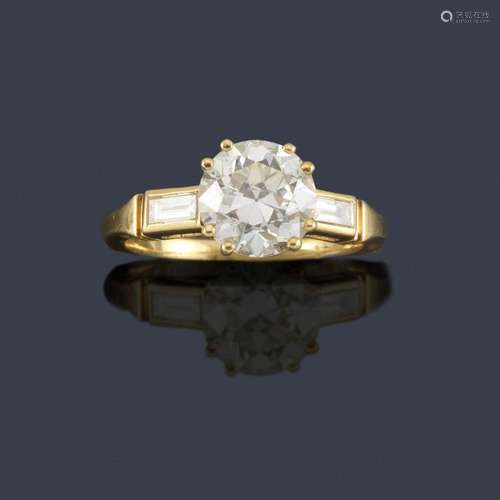 Diamond ring with a central brilliant of approx. 1…