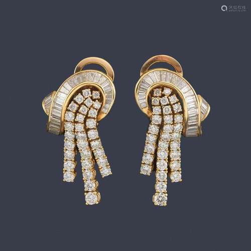 Long earrings with brilliant-cut diamonds and bagu…