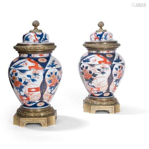 PAIRE DE VASES A DECOR IMARI EN PORCELAINE à monture de bron...