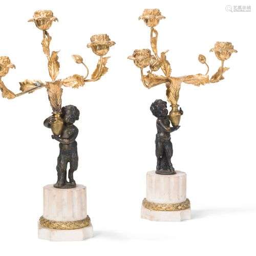 PAIRE DE CANDELABRES AUX ENFANTS EN BRONZE PATINE ET DORE re...