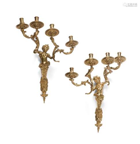 PAIRE DE GRANDES APPLIQUES EN BRONZE A DEUX BRAS DE LUMIERES...