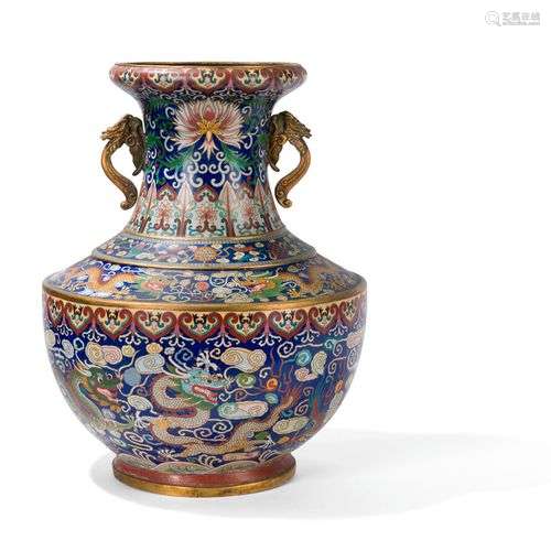 GRAND VASE EN BRONZE ET EMAUX CLOISONNES Chine. La panse bom...