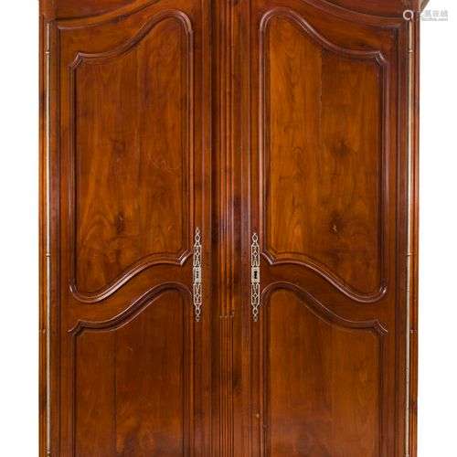 ARMOIRE EN ACAJOU MOULURE ET NOYER TEINTE la corniche sailla...