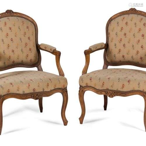 PAIRE DE FAUTEUILS EN HETRE NATUREL MOULURE ET SCULPTE le do...