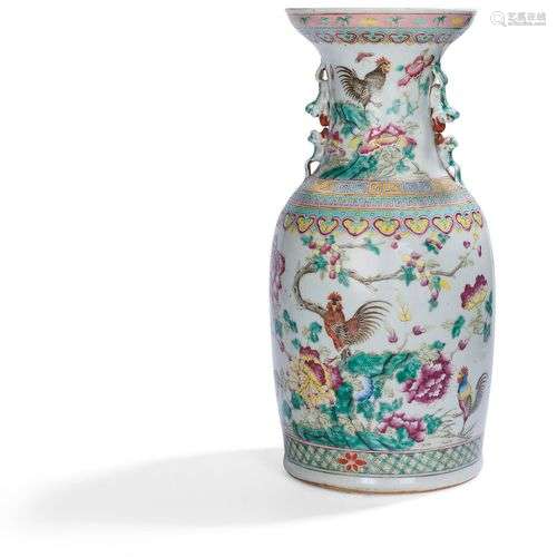 VASE EN PORCELAINE POLYCHROME MONTE EN LAMPE Chine, début du...