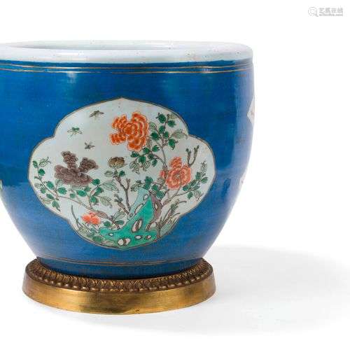 JARDINIERE EN PORCELAINE FAMILLE VERTE A FOND BLEU POUDRE Ch...