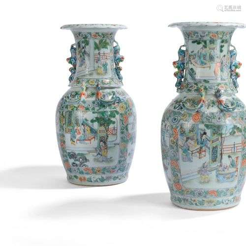 PAIRE DE VASES EN PORCELAINE DE CANTON Chine, début du XXème...