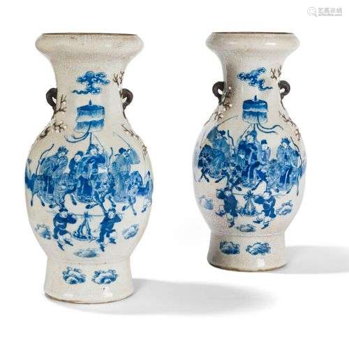 PAIRE DE VASES EN PORCELAINE DE NANKIN Chine, début du XXème...