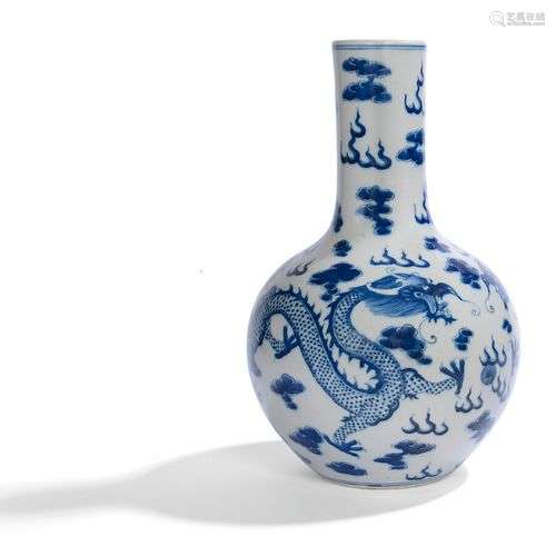 VASE TIANQIUPINGEN PORCELAINE BLEU BLANC Chine, fin du XIXèm...