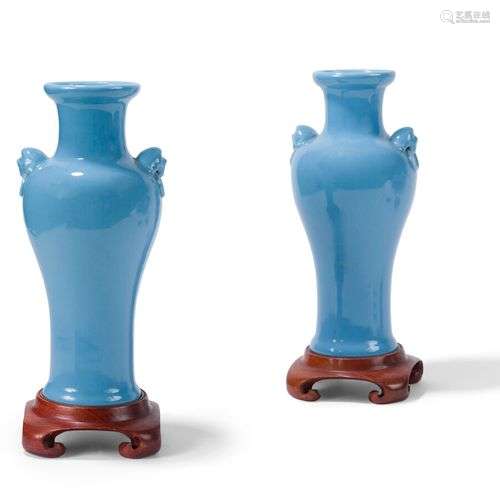 PAIRE DE VASES EN PORCELAINE BLEU CLAIR DE LUNE Chine. Balus...