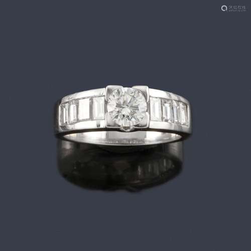 Diamond ring with a central brilliant of approx. 0…