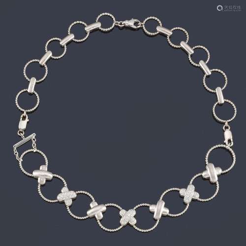 Necklace with circular links interspersed with mot…