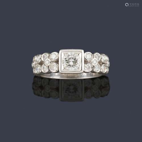 Ring with double floral motif with diamonds of app…