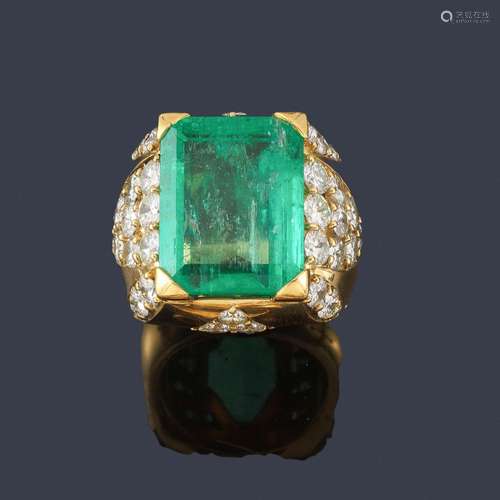 Important ring with a central emerald of approx. 1…