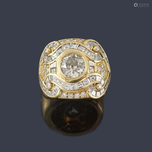 Ring with brilliant cut diamonds and carré of appr…