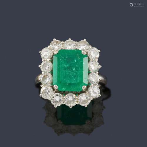 Ring with emerald approx. 3.90 ct with diamonds bo…