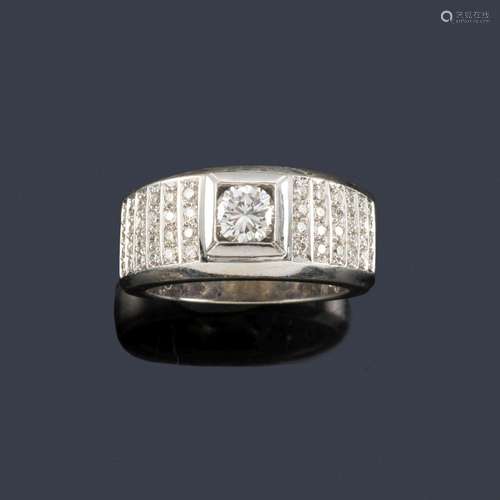 Ring with central brilliant of approx. 0.40 ct wit…