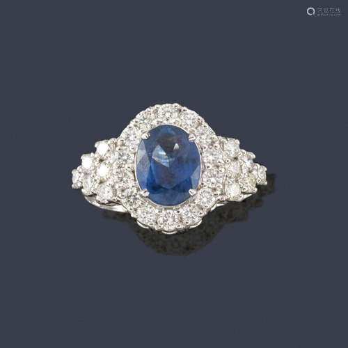 Ring with oval cut sapphire of approx. 1.44 ct wit…