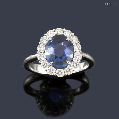 Ring with oval cut sapphire of approx. 2.00 ct wit…