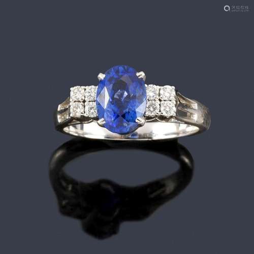 Ring with oval cut sapphire of approx. 2.23 ct wit…