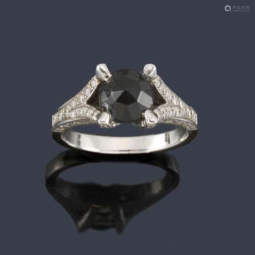 Solitaire with a central black diamond of approx. …