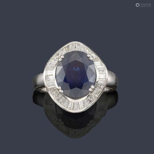 Ring with oval cut sapphire of approx. 4.67 ct wit…