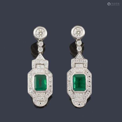 Long earrings with a pair of emeralds of approx. 1…