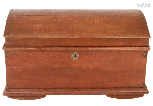 Round lidded chest around 1800