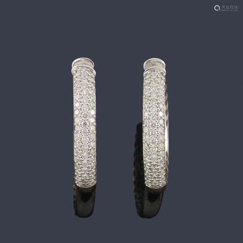 Creole earrings with a band of diamonds of approx.…