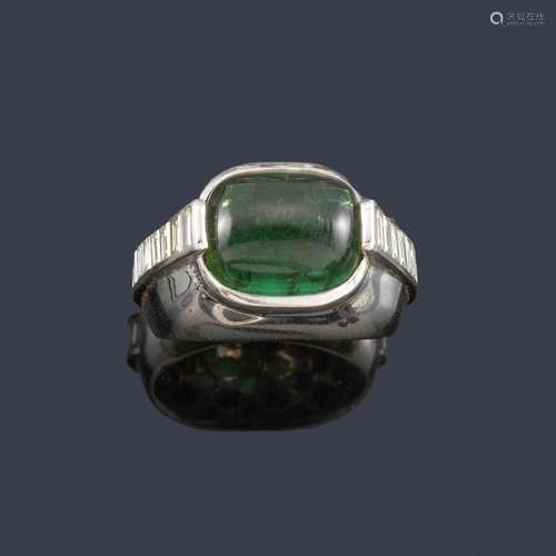 Ring with verdelite tourmaline in cabochon with tw…