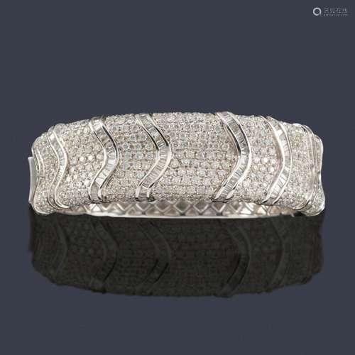 Rigid bracelet with a brilliant cut diamond front …