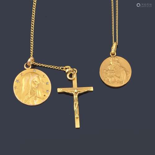 Lot with two devotional medals and a crucifix with…